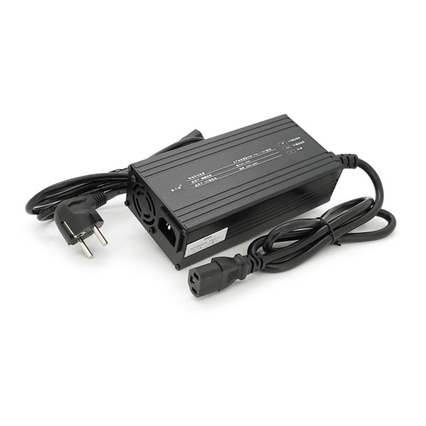 Зарядное устройство LiFePO4 12V 14.6V 4S 15A для аккумуляторов и систем хранения энергии, штекер Triangle plug T-tipe C13 IEC, LED-индикация Зарядное устройство LiFePO4 12V 14.6V 4S 15A для аккумуляторов и систем хранения энергии, штекер Triangle plug T-tipe C13 IEC, LED-индикация