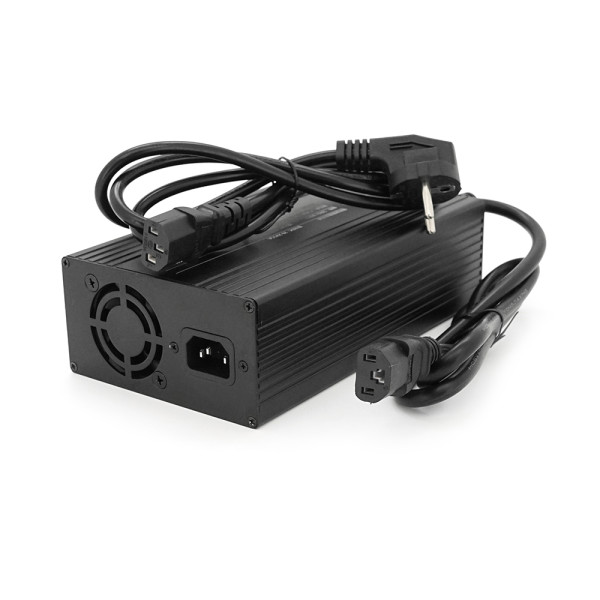 Зарядное устройство для аккумуляторов LiFePo4 24V 15A 8S с штекером Triangle plug для эффективной зарядки энергетических систем