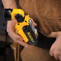 Фонарь светодиодный аккумуляторный DeWALT DCL510N для работы с аккумуляторами 10.8/12 В XR Li-Ion, вес 0.15 кг, идеален для освещения на строительных объектах Фонарь светодиодный аккумуляторный DeWALT DCL510N для работы с аккумуляторами 10.8/12 В XR Li-Ion, вес 0.15 кг, идеален для освещения на строительных объектах