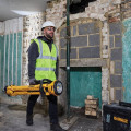 Фонарь светодиодный аккумуляторный DeWALT DCL079 для освещения помещений с совместимостью 18В XR Li-Ion, вес 7.4 кг, яркий и надежный источник света Фонарь светодиодный аккумуляторный DeWALT DCL079 для освещения помещений с совместимостью 18В XR Li-Ion, вес 7.4 кг, яркий и надежный источник света