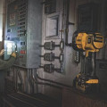 Фонарь светодиодный аккумуляторный DeWALT DCL043 для работы с аккумуляторами 18В XR Li-Ion, вес 0.64 кг, яркий и удобный для использования в любых условиях Фонарь светодиодный аккумуляторный DeWALT DCL043 для работы с аккумуляторами 18В XR Li-Ion, вес 0.64 кг, яркий и удобный для использования в любых условиях