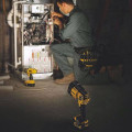 Фонарь светодиодный аккумуляторный DeWALT DCL043 для работы с аккумуляторами 18В XR Li-Ion, вес 0.64 кг, яркий и удобный для использования в любых условиях Фонарь светодиодный аккумуляторный DeWALT DCL043 для работы с аккумуляторами 18В XR Li-Ion, вес 0.64 кг, яркий и удобный для использования в любых условиях
